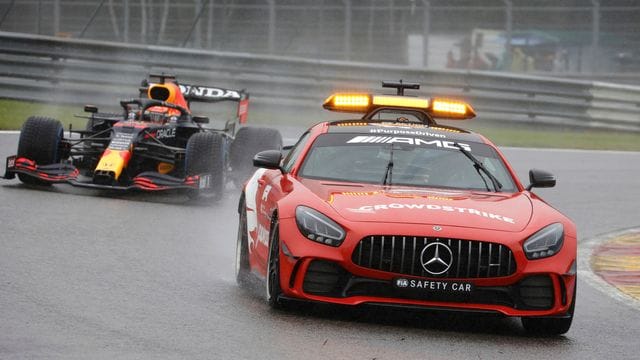 Der Niederländer Max Verstappen steuert sein Auto hinter einem Safety Car.