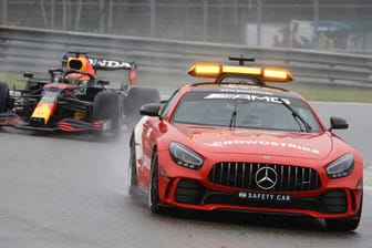 Der Niederländer Max Verstappen steuert sein Auto hinter einem Safety Car.