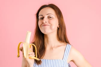 Bananen: Schälen Sie das Obst zum Stiel hin.