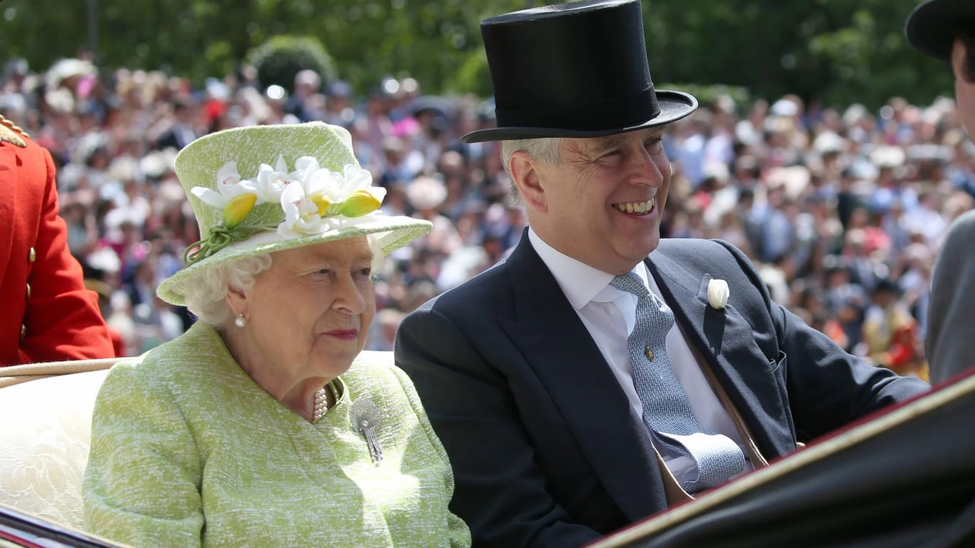 Queen Elizabeth II. und Prince Andrew bei einem Auftritt 2019.
