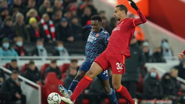 Liverpools Joel Matip (r)kämpft mit Arsenals Eddie Nketiah um den Ball.