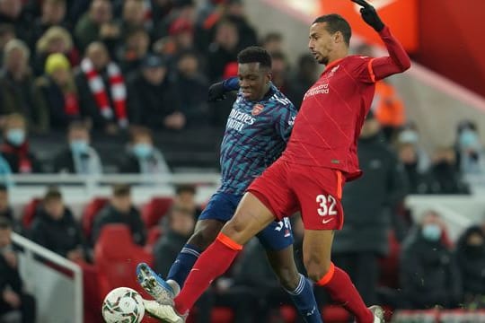 Liverpools Joel Matip (r)kämpft mit Arsenals Eddie Nketiah um den Ball.