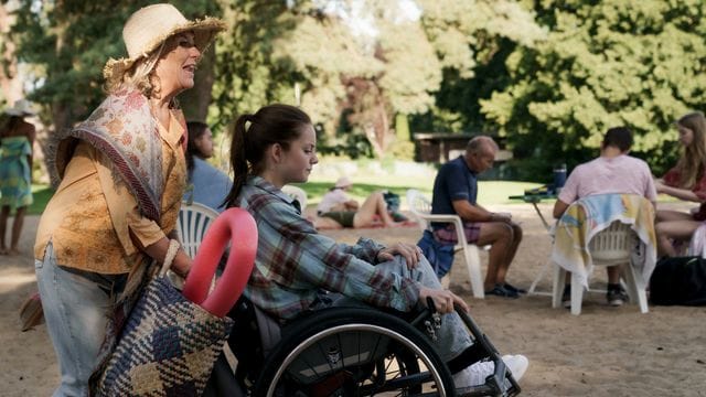 Rosalie (Jutta Speidel) bleibt mit Karla (Paula Hartmann) im Rollstuhl im Sand stecken.