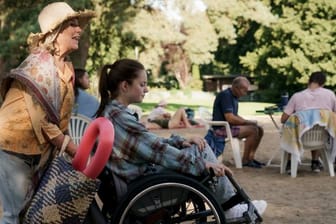 Rosalie (Jutta Speidel) bleibt mit Karla (Paula Hartmann) im Rollstuhl im Sand stecken.