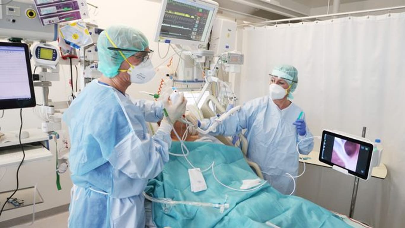 Ärzte und Pfleger betreuen einen Patienten auf der Covid-19-Intensivstation im SRH Waldklinikum in Gera.