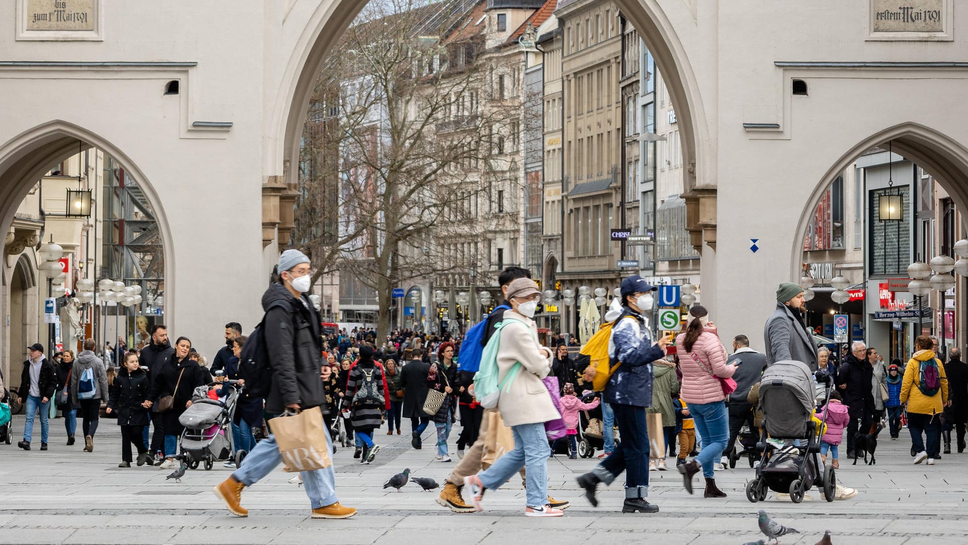 Shopping in München (Symbolbild): Omikron breitet sich weiter in Deutschland aus. Shopping in München (Symbolbild): Omikron breitet sich weiter in Deutschland aus.