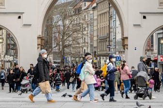 Shopping in München (Symbolbild): Omikron breitet sich weiter in Deutschland aus.