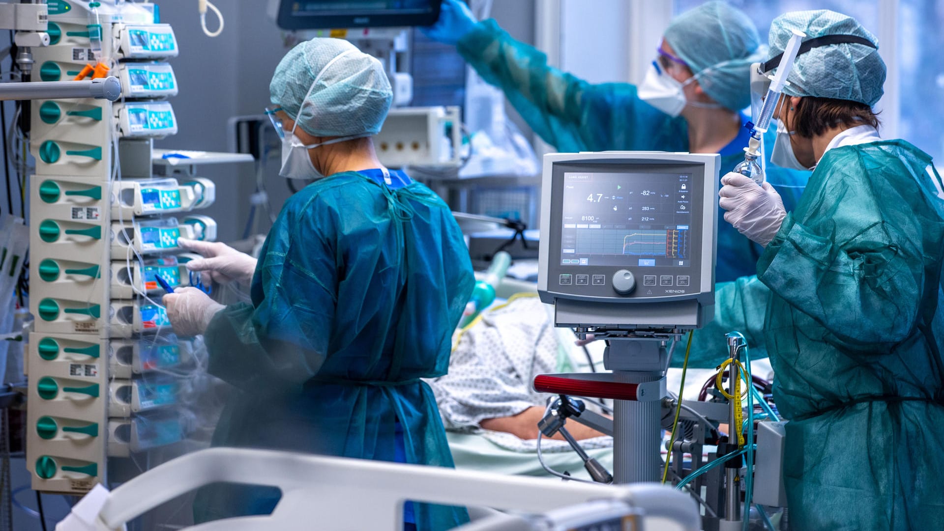 Ärzte und Pflegekräfte betreuen Patienten (Archivbild): Der bundesweite Inzidenzwert liegt so hoch wie noch nie. Ärzte und Pflegekräfte betreuen Patienten (Archivbild): Der bundesweite Inzidenzwert liegt so hoch wie noch nie.