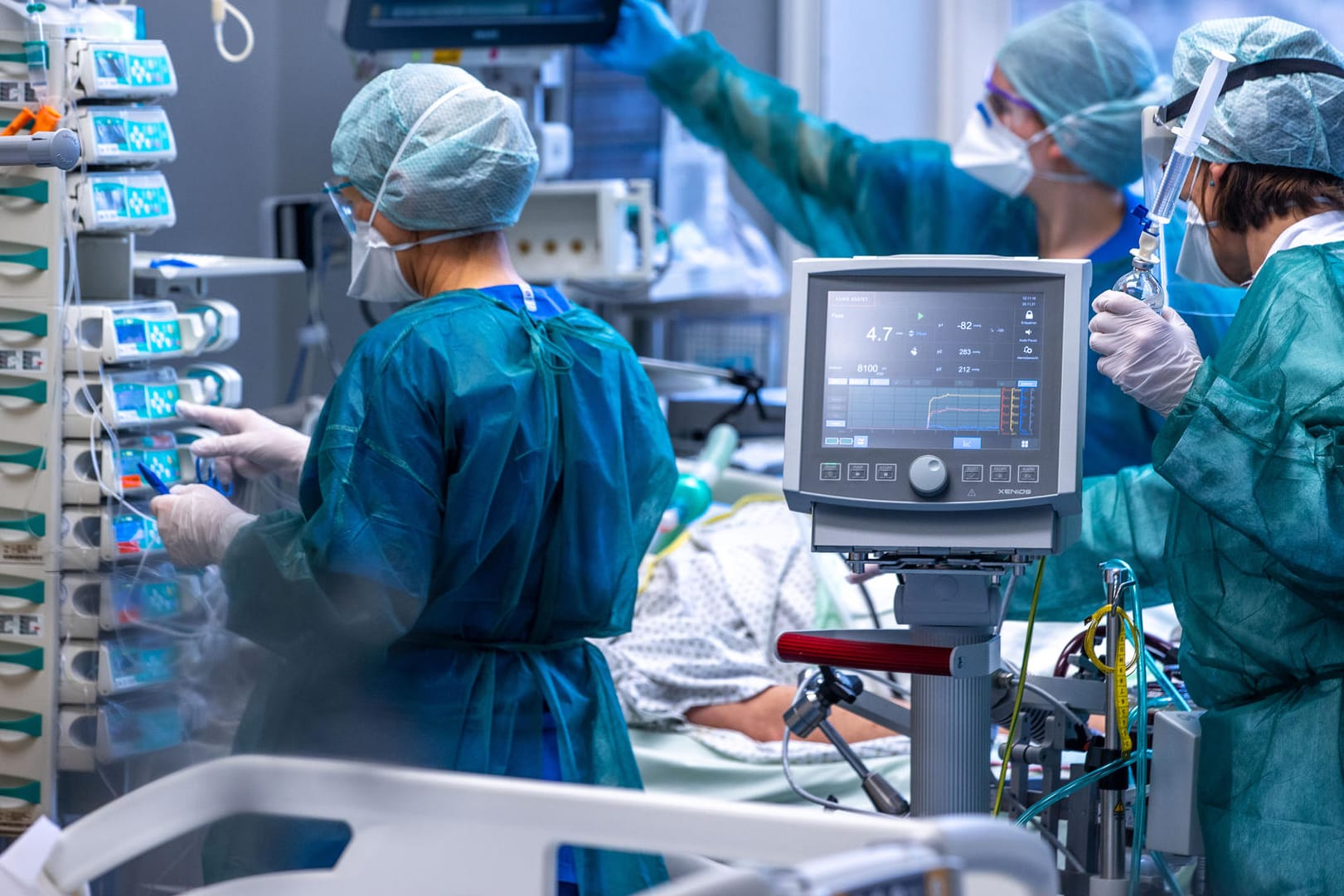 Ärzte und Pflegekräfte betreuen Patienten (Archivbild): Der bundesweite Inzidenzwert liegt so hoch wie noch nie.