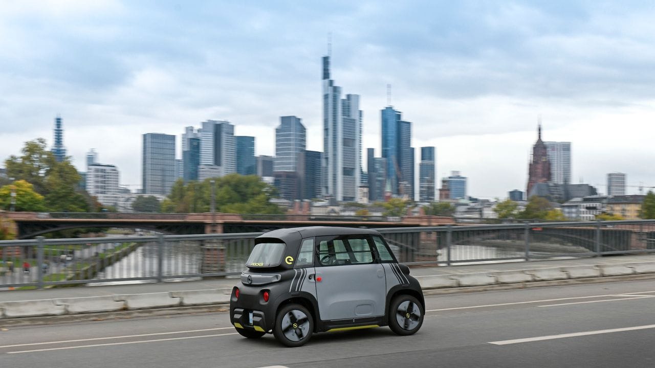 Urbane Mobilität? Vor allem im städtischen Bereich - oder allgemeiner - im Nahverkehr könnten Minimobile wie der Opel Rocks-e ihre Vorteile ausspielen.