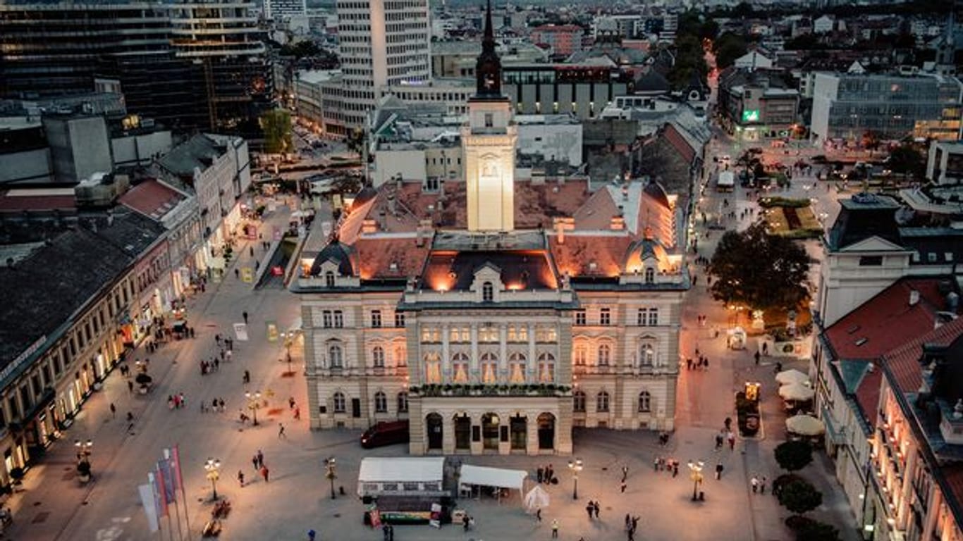 Das Zentrum von Novi Sad bei Nacht.