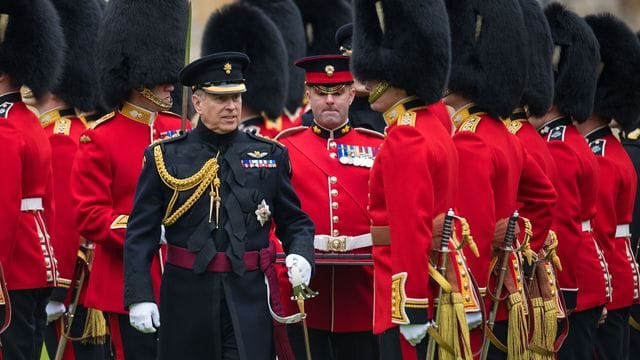 Prinz Andrew (M), Herzog von York, mit Regimentsmitgliedern der Grenadier Guards im Windsor Castle (2019). Prinz Andrew (M), Herzog von York, mit Regimentsmitgliedern der Grenadier Guards im Windsor Castle (2019).