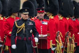 Prinz Andrew (M), Herzog von York, mit Regimentsmitgliedern der Grenadier Guards im Windsor Castle (2019).