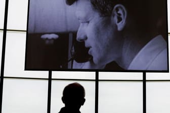 Ein Film, in dem Robert F. Kennedy zu sehen ist (Archivbild): Sein Mörder kommt auch nach 53 Jahren Haft nicht auf freien Fuß.