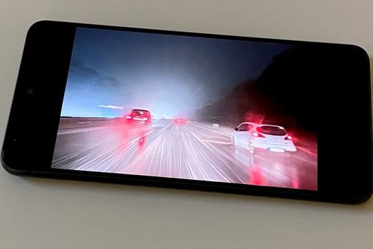 Schön hell, schöne Farben und bis zu 120 Hertz Bildwiederholfrequenz bringt das AMOLED-Display des Galaxy S21 FE 5G zustande.