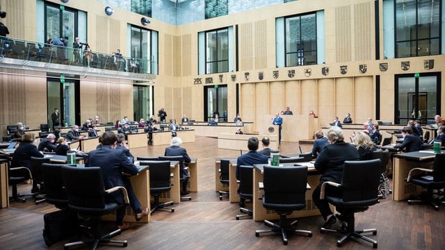 Der Bundesrat hat in einer Sondersitzung den neuen Quarantäne-Regelungen zugestimmt. Der Bundesrat hat in einer Sondersitzung den neuen Quarantäne-Regelungen zugestimmt.