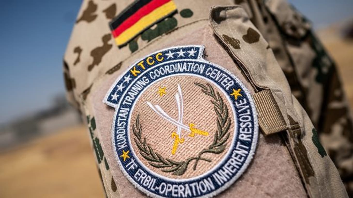 Das Schulterabzeichen der Bundeswehr Mission "Operation Inherent Resolve" des Kurdistan Training Coordination Center, aufgenommen auf dem Truppenübungsplatz in Bnaslawa.