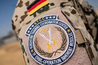 Das Schulterabzeichen der Bundeswehr Mission "Operation Inherent Resolve" des Kurdistan Training Coordination Center, aufgenommen auf dem Truppenübungsplatz in Bnaslawa.
