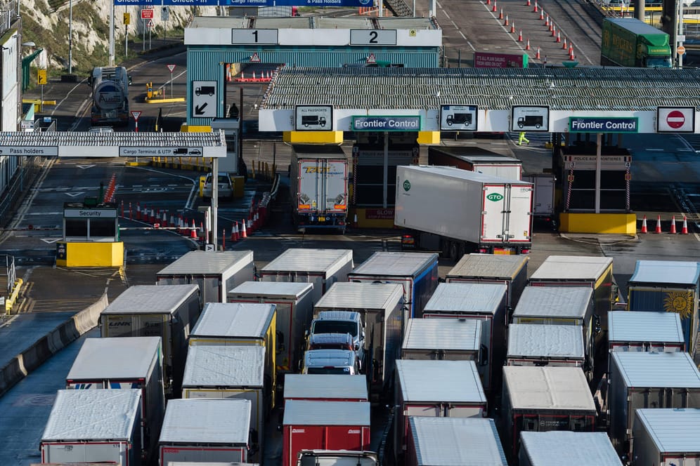Lastwagen vor der britischen Grenze: Der Brexit sorgt bei Lieferproblemen bei einigen Produkten aus EU-Ländern.