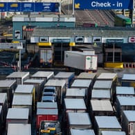 Lastwagen vor der britischen Grenze: Der Brexit sorgt bei Lieferproblemen bei einigen Produkten aus EU-Ländern.