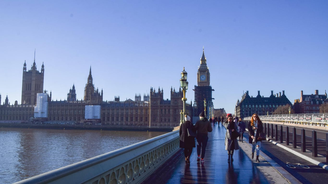 Spaziergänger in London auf der Westminster Brücke (Symbolbild): Ins britische Parlament hatte sich offenbar eine Spionin eingeschlichen.