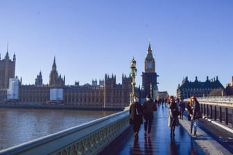 Spaziergänger in London auf der Westminster Brücke (Symbolbild): Ins britische Parlament hatte sich offenbar eine Spionin eingeschlichen.