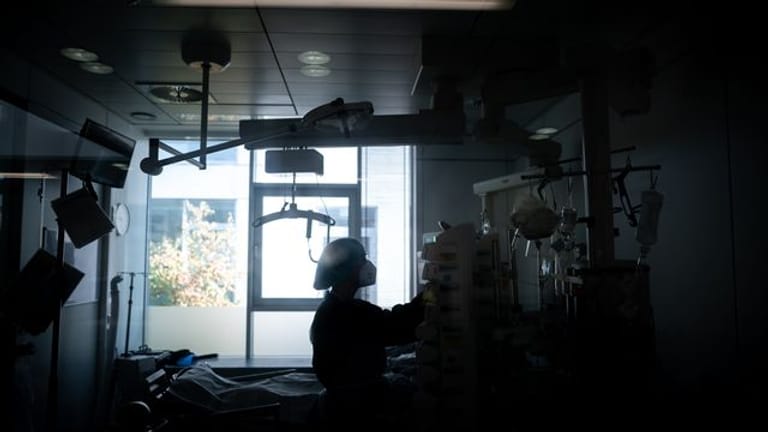 Eine Pflege-Mitarbeiterin steht in einem der Intensivstation (Symbolbild): Corona-Patienten werden hier bevorzugt behandelt.