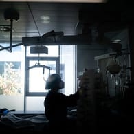 Eine Pflege-Mitarbeiterin steht in einem der Intensivstation (Symbolbild): Corona-Patienten werden hier bevorzugt behandelt.