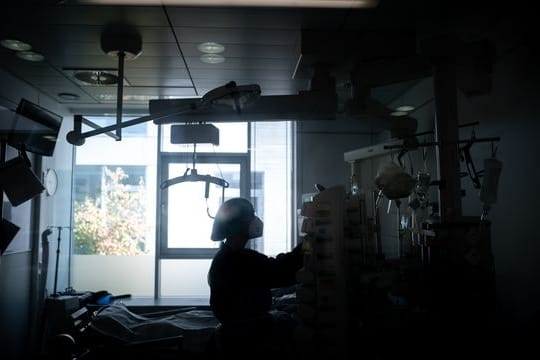 Eine Pflege-Mitarbeiterin steht in einem der Intensivstation (Symbolbild): Corona-Patienten werden hier bevorzugt behandelt.