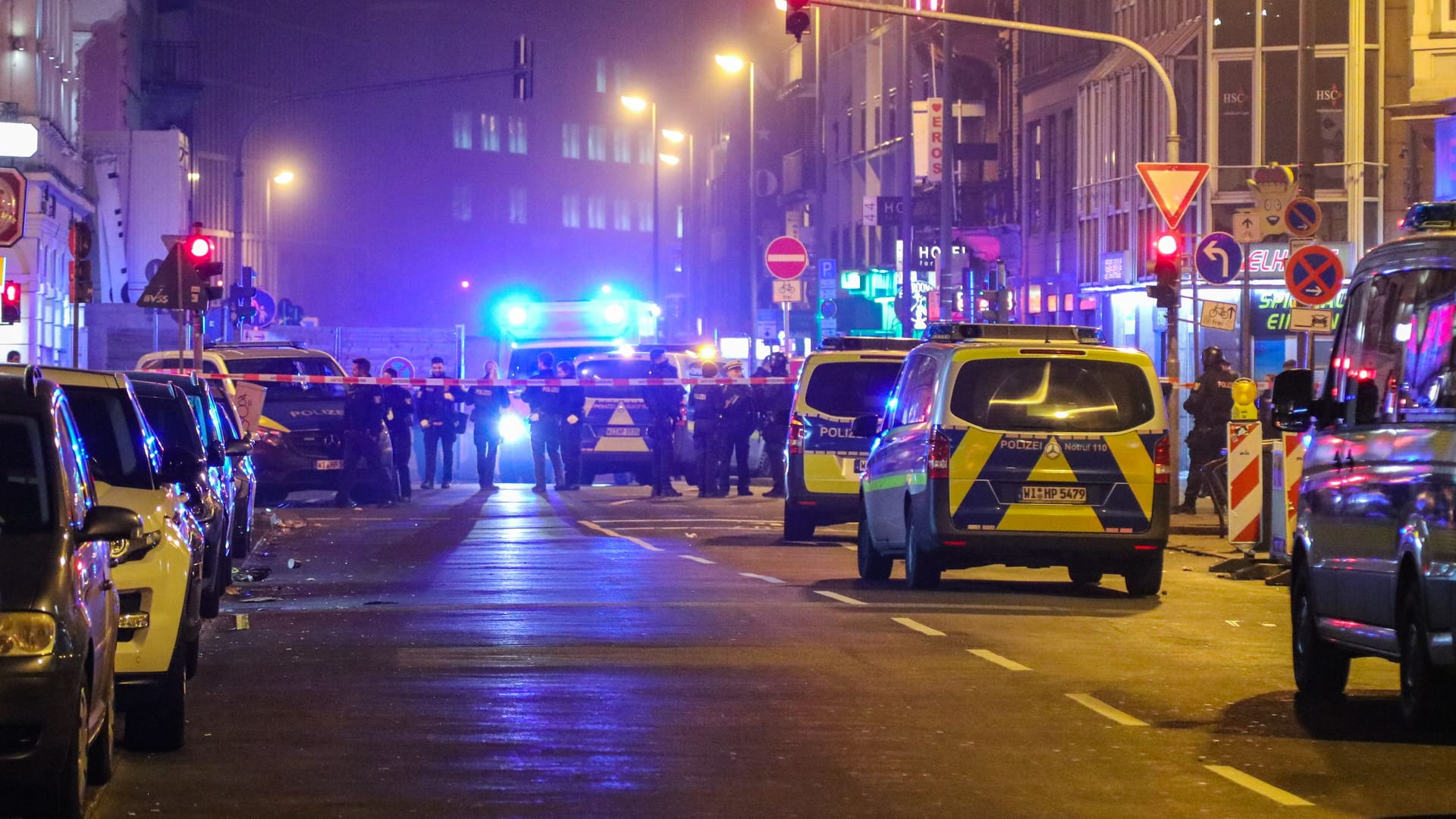 Zahlreiche Einsatzkräfte vor Ort im Bahnhofsviertel: Laut Polizei wurden bei der Auseinandersetzung Menschen verletzt.