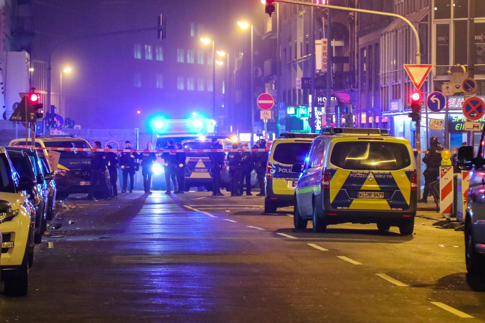 Zahlreiche Einsatzkräfte vor Ort im Bahnhofsviertel: Laut Polizei wurden bei der Auseinandersetzung Menschen verletzt.