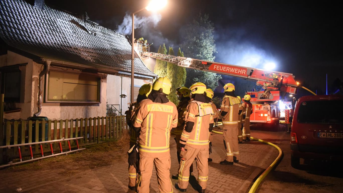 Brand in Heiligensee am Donnerstagabend: Ein junger Mann musste ins Krankenhaus.