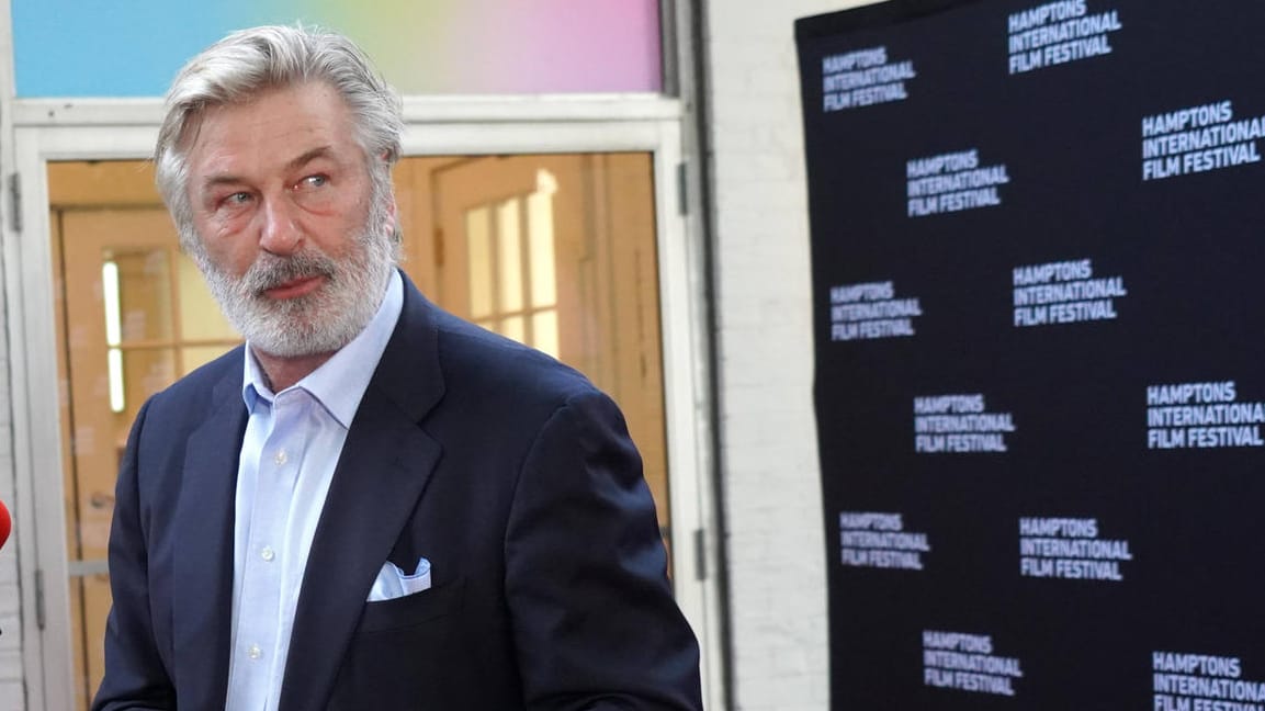 Alec Baldwin: Der Schauspieler kooperiert mit den Behörden im Fall der erschossenen Kamerafrau bei "Rust".