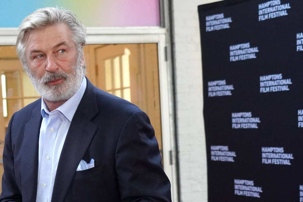 Alec Baldwin: Der Schauspieler kooperiert mit den Behörden im Fall der erschossenen Kamerafrau bei "Rust".