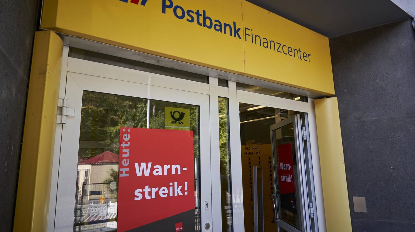 Eine wegen Warnstreiks geschlossene Postbank-Filiale (Archivbild): Freitag und Samstag wollen Hamburger Postbank-Beschäftigte streiken.