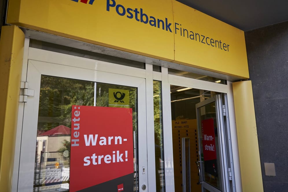 Eine wegen Warnstreiks geschlossene Postbank-Filiale (Archivbild): Freitag und Samstag wollen Hamburger Postbank-Beschäftigte streiken.
