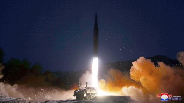 Das Foto der staatlichen nordkoreanischen Nachrichtenagentur KCNA soll den Test einer sogenannten Hyperschallrakete vor einigen Tagen zeigen.