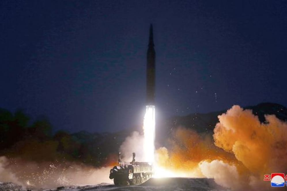 Das Foto der staatlichen nordkoreanischen Nachrichtenagentur KCNA soll den Test einer sogenannten Hyperschallrakete vor einigen Tagen zeigen.