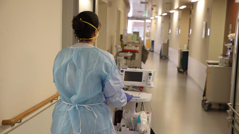 Eine Krankenschwester mit medizinischem Gerät: Die sogenannte einrichtungsbezogene Corona-Impfpflicht wurde Mitte Dezember beschlossen.