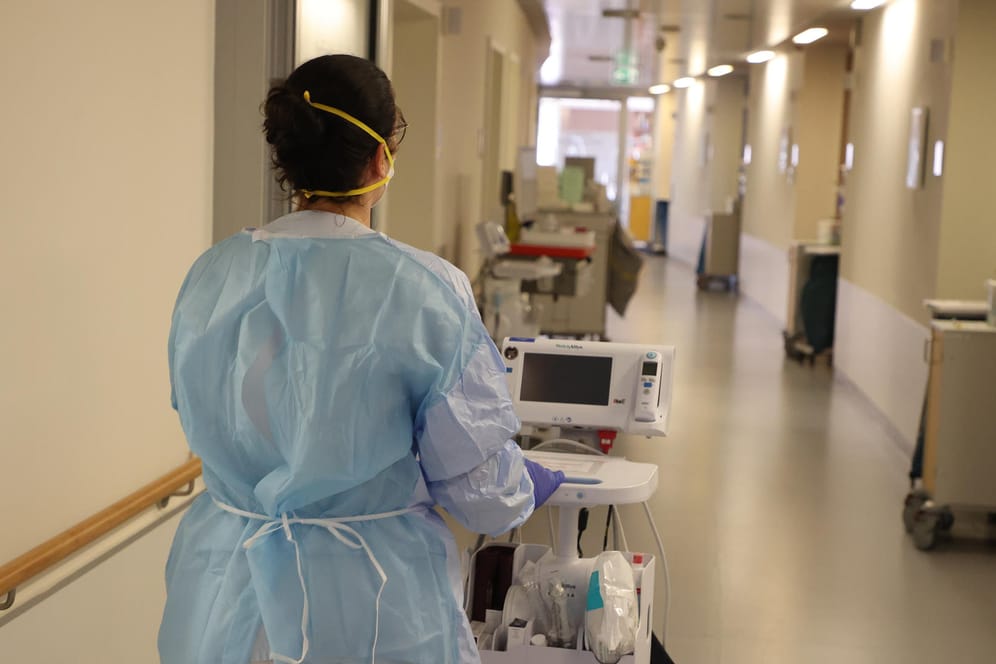 Eine Krankenschwester mit medizinischem Gerät: Die sogenannte einrichtungsbezogene Corona-Impfpflicht wurde Mitte Dezember beschlossen.