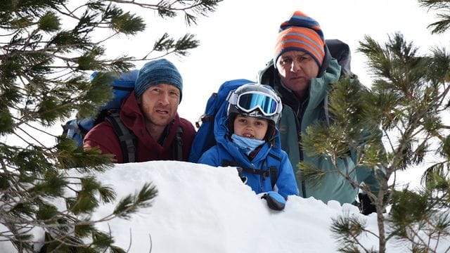 Der Bergdoktor (r, Hans Sigl) ist wieder da.