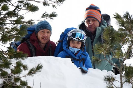 Der Bergdoktor (r, Hans Sigl) ist wieder da.