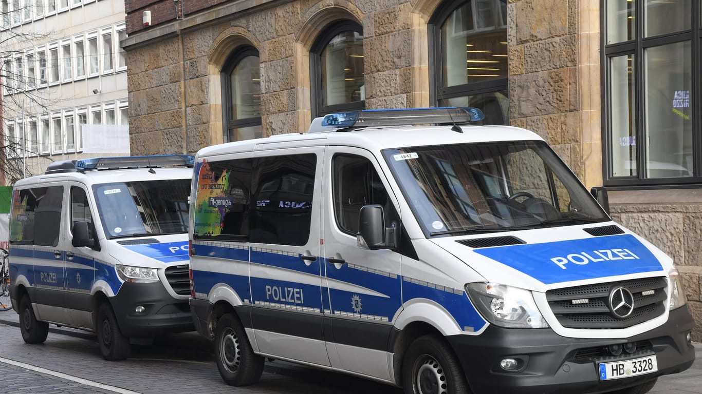 Einsatzwägen der Bremer Polizei (Symbolbild): Spezialeinsatzkräfte konnten den jungen Mann in einer Wohnung überwältigen.