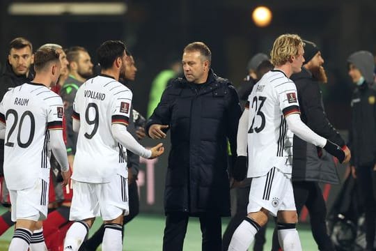 Bundestrainer Hansi Flick (M) testet mit dem DFB-Team im März in Amsterdam.