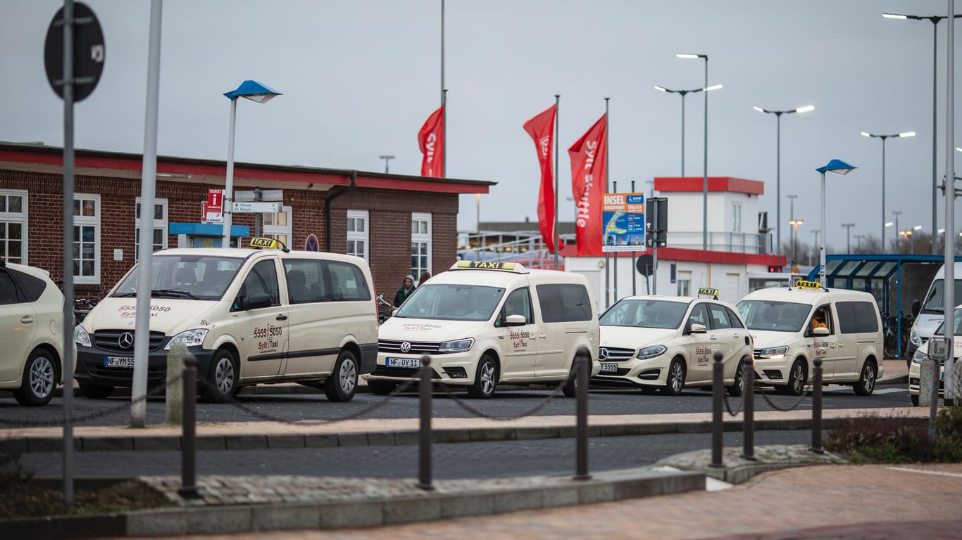 Am Bahnhof in Westerland stehen wartende Taxis: Ein Fahrer berichtet t-online, dass das Wintergeschäft immer schwierig ist. Aktuell haben sie besonders wenig zu tun.