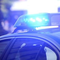 Blaulicht auf einem Polizeiwagen (Symbolbild): Die Täter konnten fliehen.