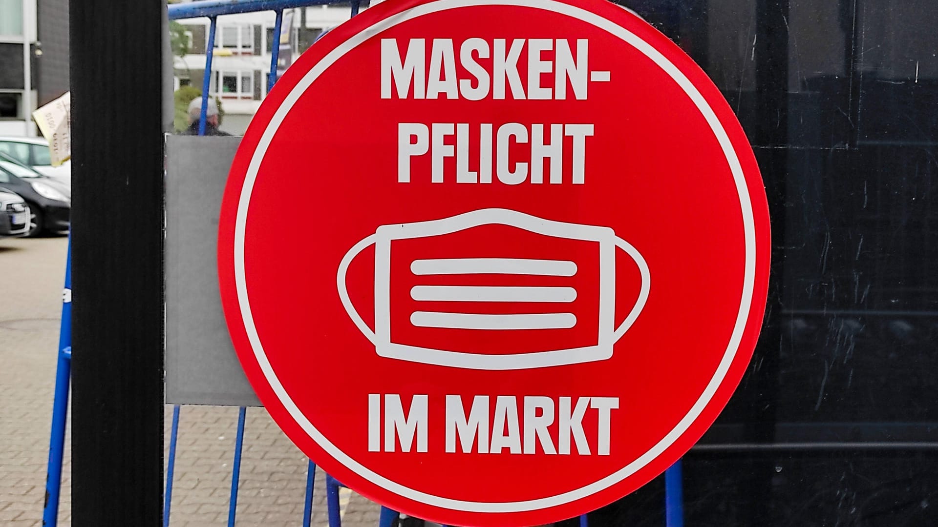 Maskenpflicht-Schild vor einem Supermarkt: Eine Maskenverweigererin hat in Schwäbisch Gmünd eine Polizistin attackiert.