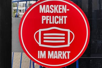 Maskenpflicht-Schild vor einem Supermarkt: Eine Maskenverweigererin hat in Schwäbisch Gmünd eine Polizistin attackiert.