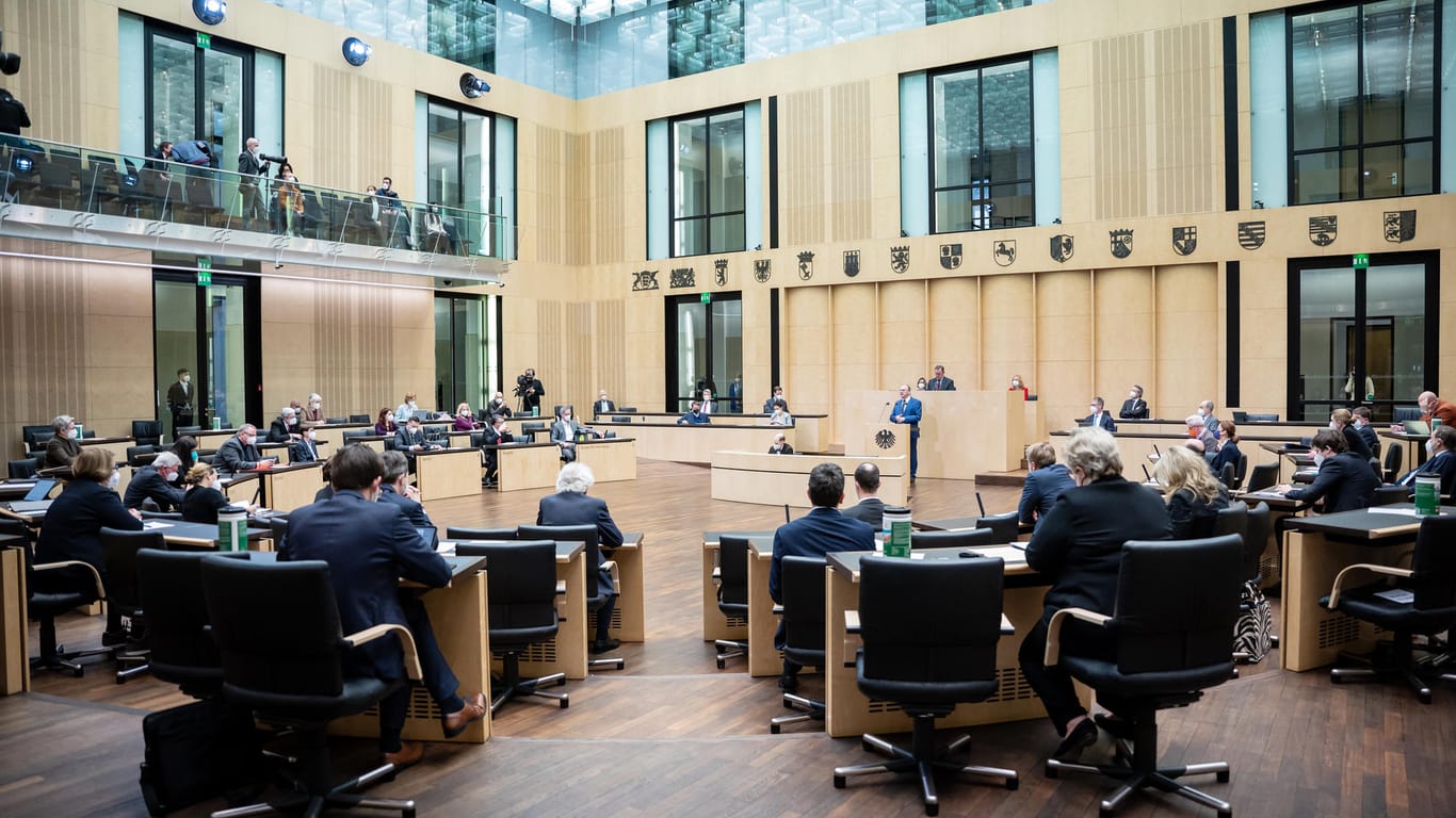 Reiner Haseloff (CDU), Ministerpräsident von Sachsen-Anhalt, spricht bei der Sondersitzung anlässlich der Änderungen der COVID-19-Schutzmaßnahmen-Ausnahmenverordnung im Deutschen Bundesrat.