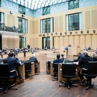 Reiner Haseloff (CDU), Ministerpräsident von Sachsen-Anhalt, spricht bei der Sondersitzung anlässlich der Änderungen der COVID-19-Schutzmaßnahmen-Ausnahmenverordnung im Deutschen Bundesrat.